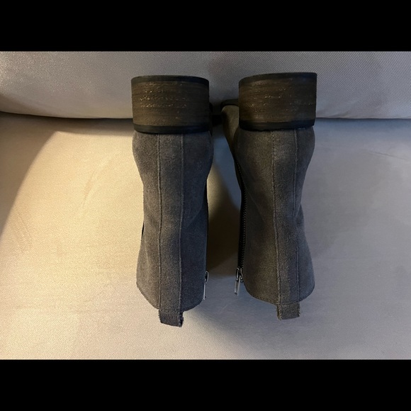 GAP-SUEDE ANKLE BOOTIE - Picture 4 of 6